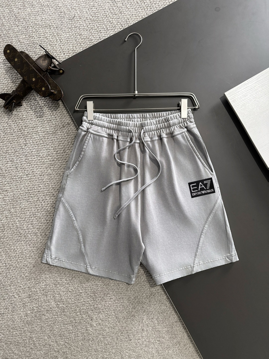 Envío al día siguiente, alta calidad, ARMANI/Armani 2025 Primavera/Verano nuevo pantalón corto casual de color liso con…