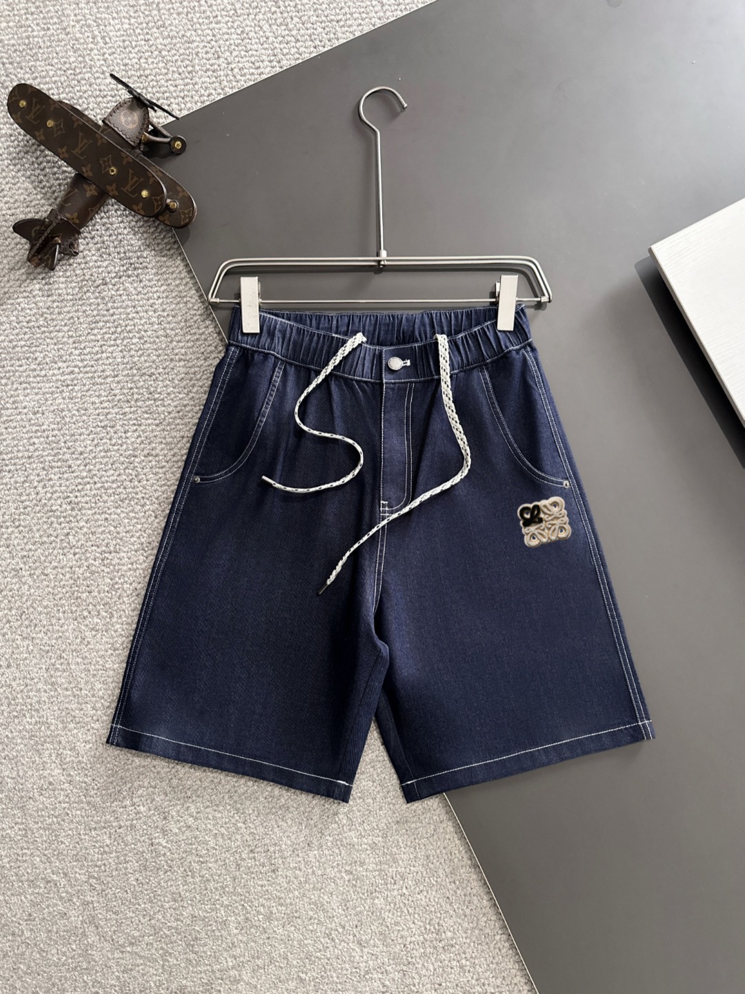 🅿️165 Envío al día siguiente Alta calidad Loewe/罗意威 Pantalones cortos vaqueros holgados de color liso con elástico de …