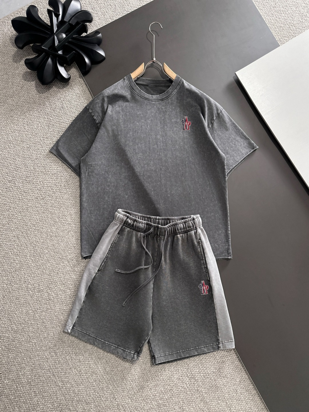隔天出货 MONCLER/蒙口 高品质 2025春夏新款休闲重工套装 独家yb开发！高版出品！外单客供进口定制面料 透气舒适度高，细节无可挑剔，品牌元素设计理念，手感细腻柔软！呈现休闲裁剪，上身版型超赞！同步官网发售！来自男士高端定位品牌…
