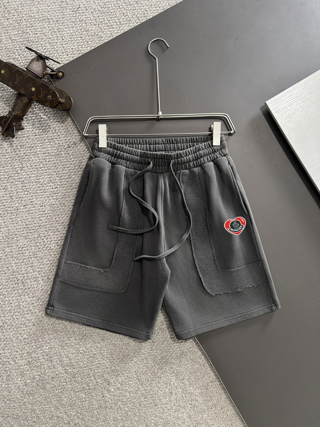 隔天出货 高品质 MONCLER/蒙口 2025春夏新款松紧带休闲净色宽松短裤，裤脚下摆二本针锁边，针脚细密牢固，专柜定制面料 透气舒适度高，细节无可挑剔，品牌元素设计理念，体现高品质。手感细腻柔软！呈现休闲裁剪，上身版型超赞！码数：S-…