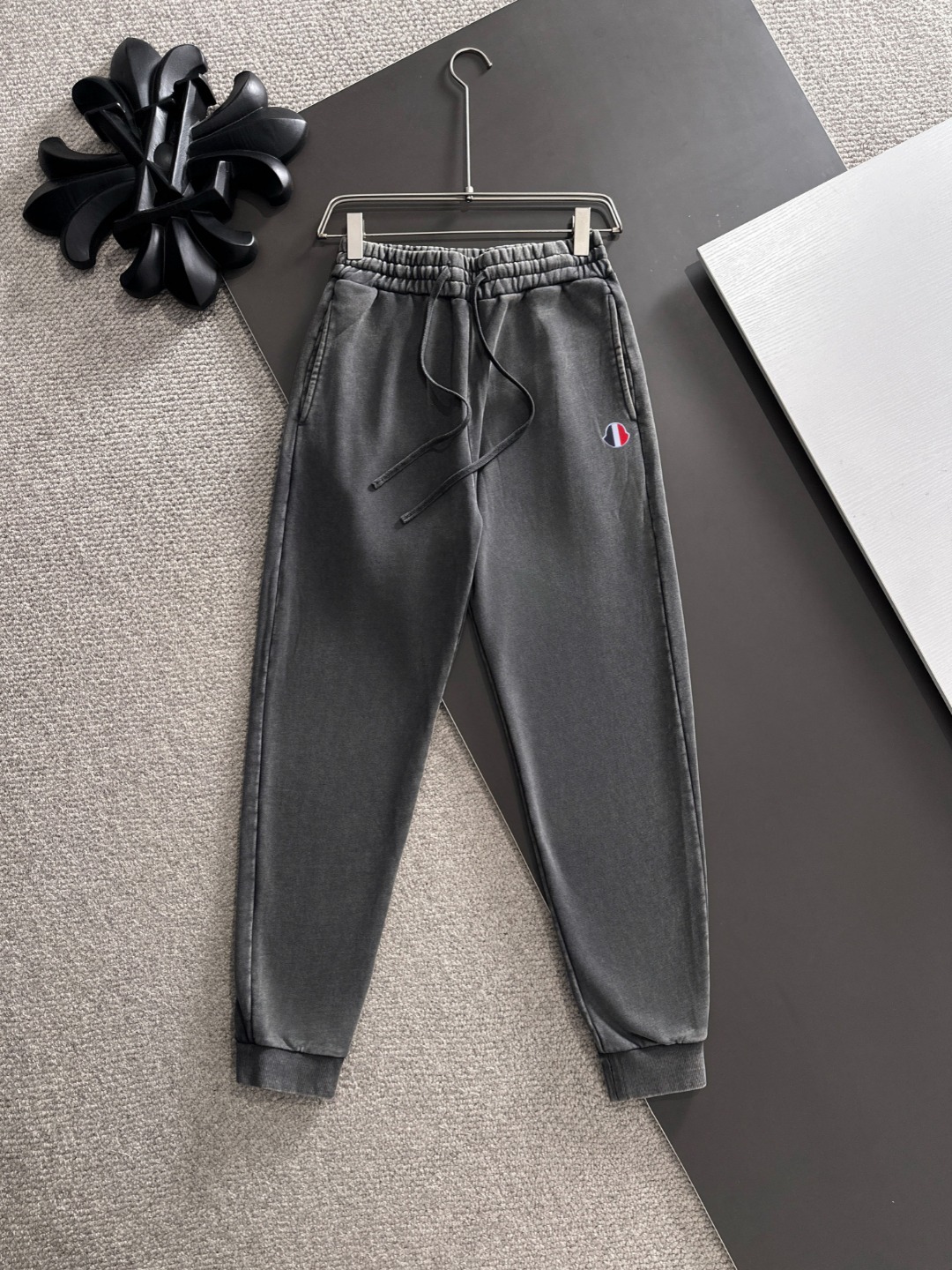 بنطلون رياضي Moncler رمادي مريح وعصري لخريف وشتاء 2025