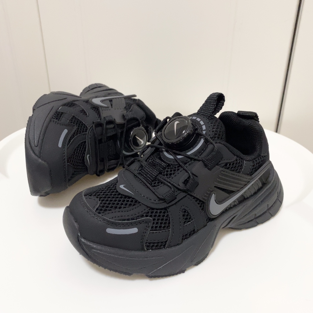 图片[5]-💘耐克V2K RUNTEKK童鞋！！！🍒💲 🚗耐克四季款旋转纽扣跑步鞋童鞋🛵 🎈Nike韩版炸街休闲户外弹跳运动增高减震童鞋🍎 🔥秋季透气防滑轻便底新概念潮鞋复古老爹鞋篮球鞋🍒 💘颜色： 黑色，红色，灰色 尺码：26-37码-选品中心