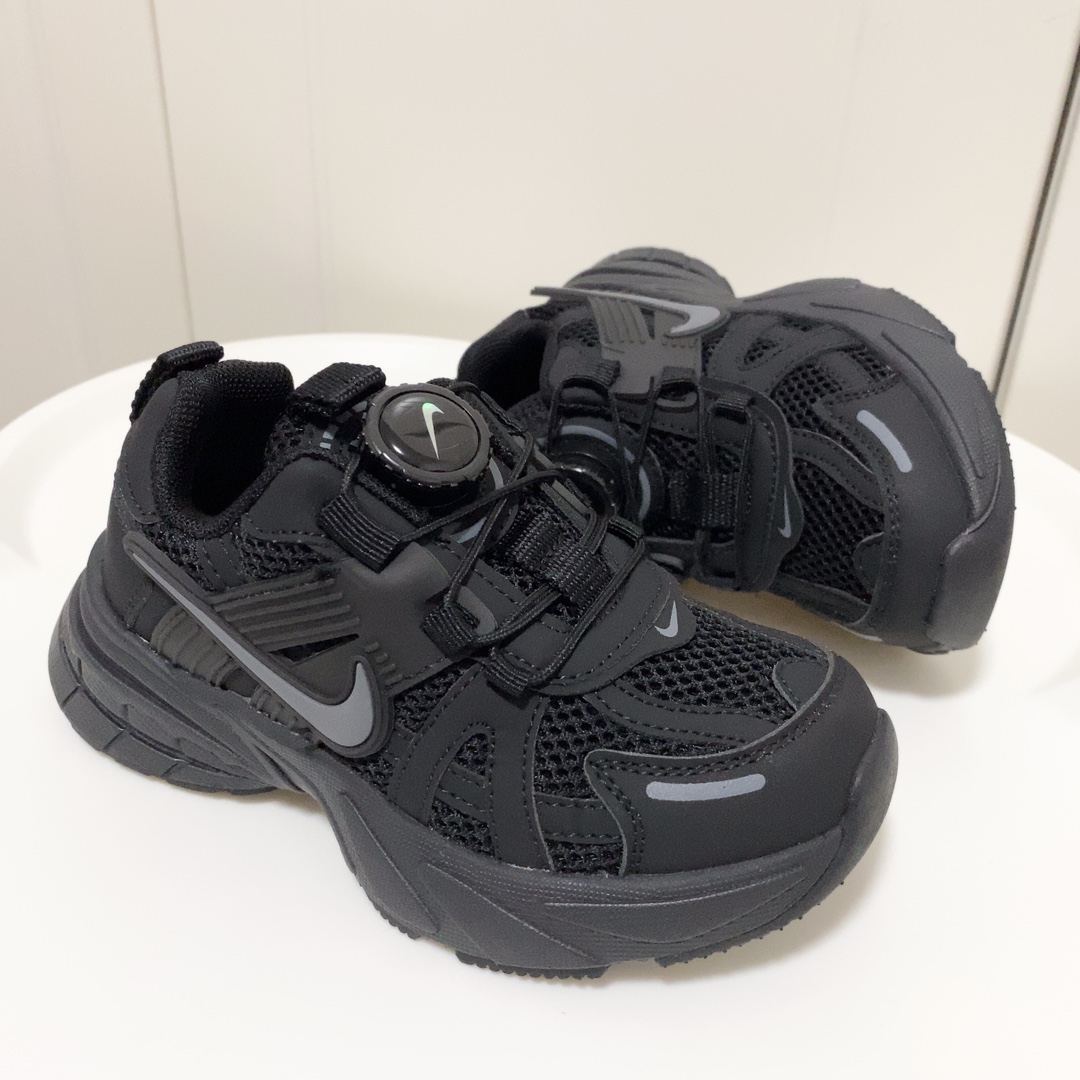 图片[2]-💘耐克V2K RUNTEKK童鞋！！！🍒💲 🚗耐克四季款旋转纽扣跑步鞋童鞋🛵 🎈Nike韩版炸街休闲户外弹跳运动增高减震童鞋🍎 🔥秋季透气防滑轻便底新概念潮鞋复古老爹鞋篮球鞋🍒 💘颜色： 黑色，红色，灰色 尺码：26-37码-选品中心