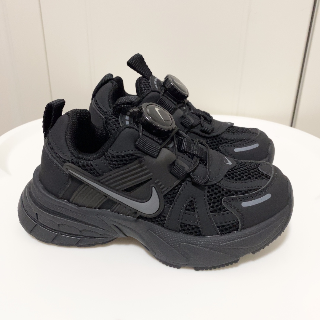 图片[6]-💘耐克V2K RUNTEKK童鞋！！！🍒💲 🚗耐克四季款旋转纽扣跑步鞋童鞋🛵 🎈Nike韩版炸街休闲户外弹跳运动增高减震童鞋🍎 🔥秋季透气防滑轻便底新概念潮鞋复古老爹鞋篮球鞋🍒 💘颜色： 黑色，红色，灰色 尺码：26-37码-选品中心