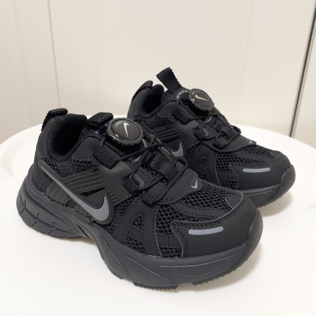 💘耐克V2K RUNTEKK童鞋！！！🍒💲 🚗耐克四季款旋转纽扣跑步鞋童鞋🛵 🎈Nike韩版炸街休闲户外弹跳运动增高减震童鞋🍎 🔥秋季透气防滑轻便底新概念潮鞋复古老爹鞋篮球鞋🍒 💘颜色： 黑色，红色，灰色 尺码：26-37码-选品中心