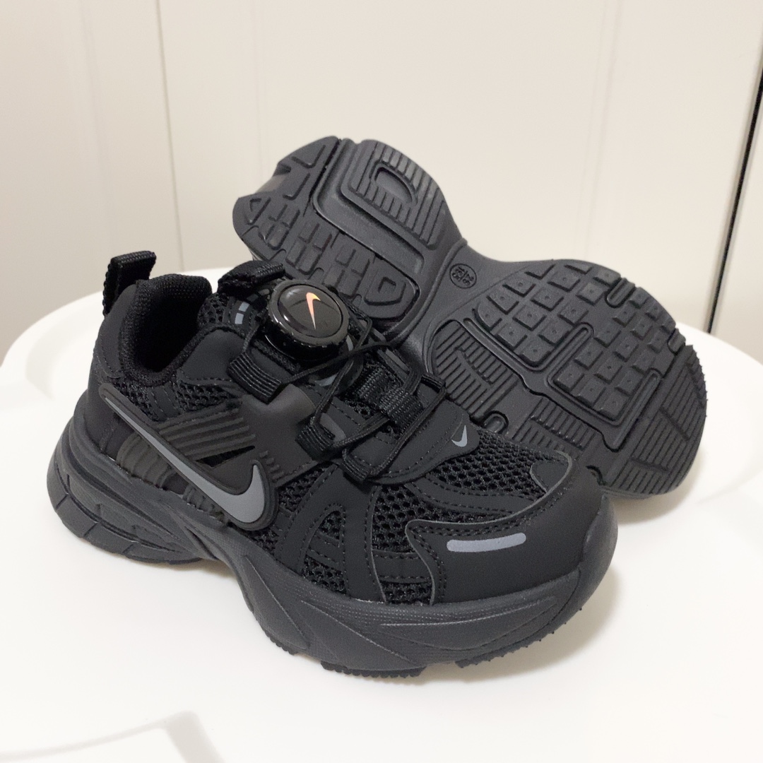 图片[9]-💘耐克V2K RUNTEKK童鞋！！！🍒💲 🚗耐克四季款旋转纽扣跑步鞋童鞋🛵 🎈Nike韩版炸街休闲户外弹跳运动增高减震童鞋🍎 🔥秋季透气防滑轻便底新概念潮鞋复古老爹鞋篮球鞋🍒 💘颜色： 黑色，红色，灰色 尺码：26-37码-选品中心