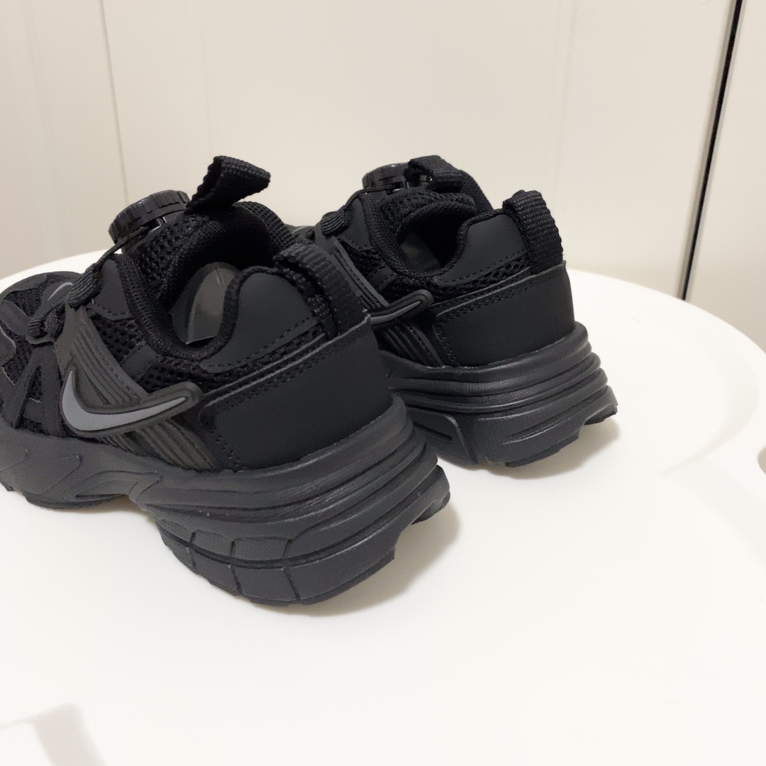图片[8]-💘耐克V2K RUNTEKK童鞋！！！🍒💲 🚗耐克四季款旋转纽扣跑步鞋童鞋🛵 🎈Nike韩版炸街休闲户外弹跳运动增高减震童鞋🍎 🔥秋季透气防滑轻便底新概念潮鞋复古老爹鞋篮球鞋🍒 💘颜色： 黑色，红色，灰色 尺码：26-37码-选品中心