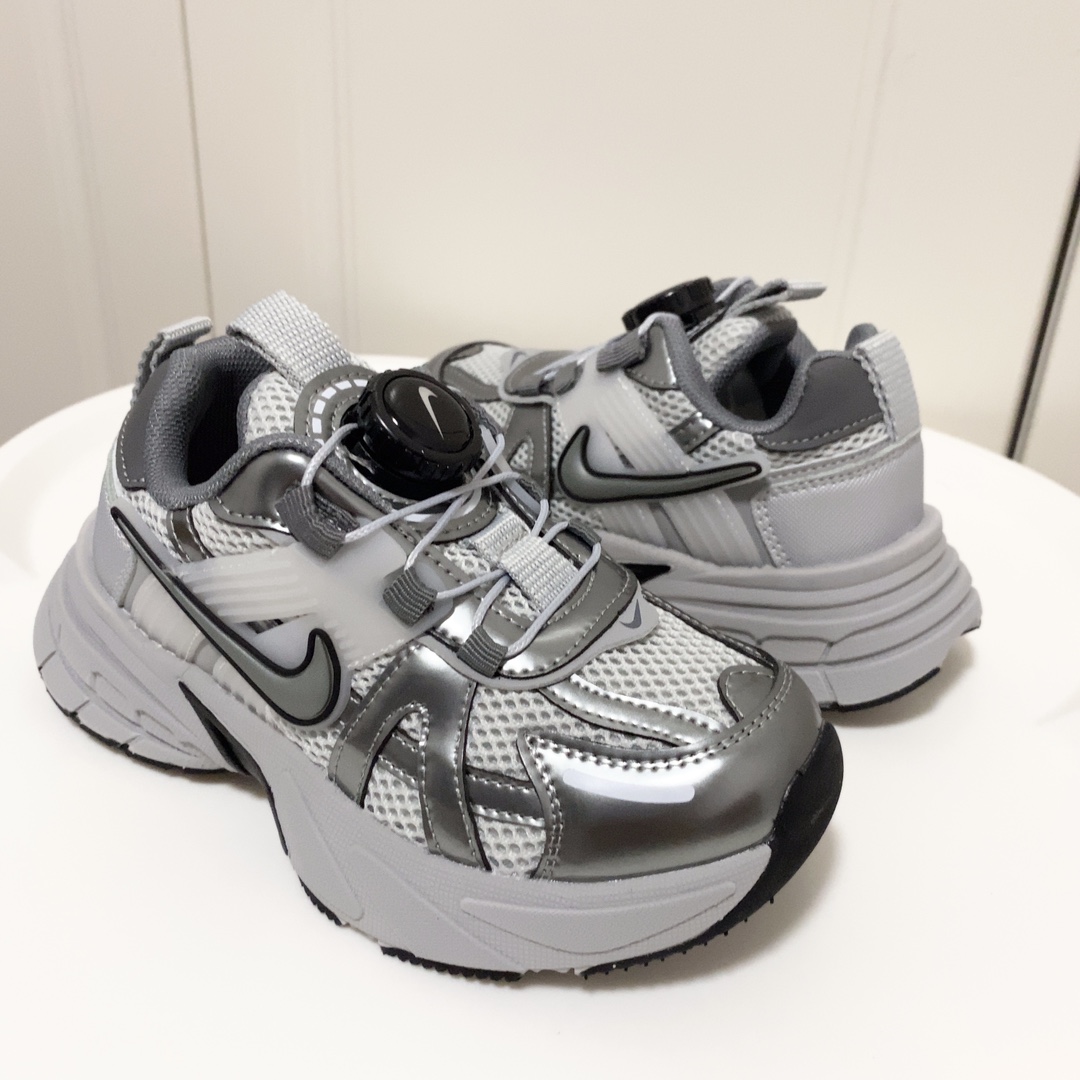 图片[3]-💘耐克V2K RUNTEKK童鞋！！！🍒💲 🚗耐克四季款旋转纽扣跑步鞋童鞋🛵 🎈Nike韩版炸街休闲户外弹跳运动增高减震童鞋🍎 🔥秋季透气防滑轻便底新概念潮鞋复古老爹鞋篮球鞋🍒 💘颜色： 黑色，红色，灰色 尺码：26-37码-选品中心