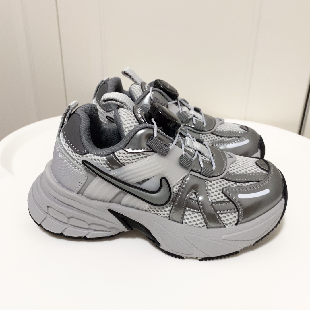 图片[6]-💘耐克V2K RUNTEKK童鞋！！！🍒💲 🚗耐克四季款旋转纽扣跑步鞋童鞋🛵 🎈Nike韩版炸街休闲户外弹跳运动增高减震童鞋🍎 🔥秋季透气防滑轻便底新概念潮鞋复古老爹鞋篮球鞋🍒 💘颜色： 黑色，红色，灰色 尺码：26-37码-选品中心