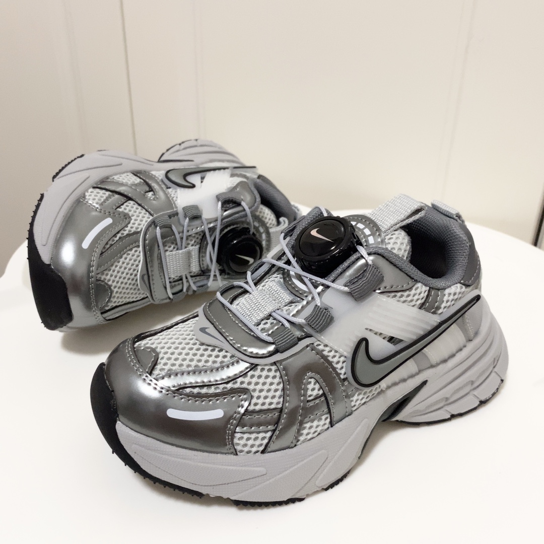 图片[5]-💘耐克V2K RUNTEKK童鞋！！！🍒💲 🚗耐克四季款旋转纽扣跑步鞋童鞋🛵 🎈Nike韩版炸街休闲户外弹跳运动增高减震童鞋🍎 🔥秋季透气防滑轻便底新概念潮鞋复古老爹鞋篮球鞋🍒 💘颜色： 黑色，红色，灰色 尺码：26-37码-选品中心