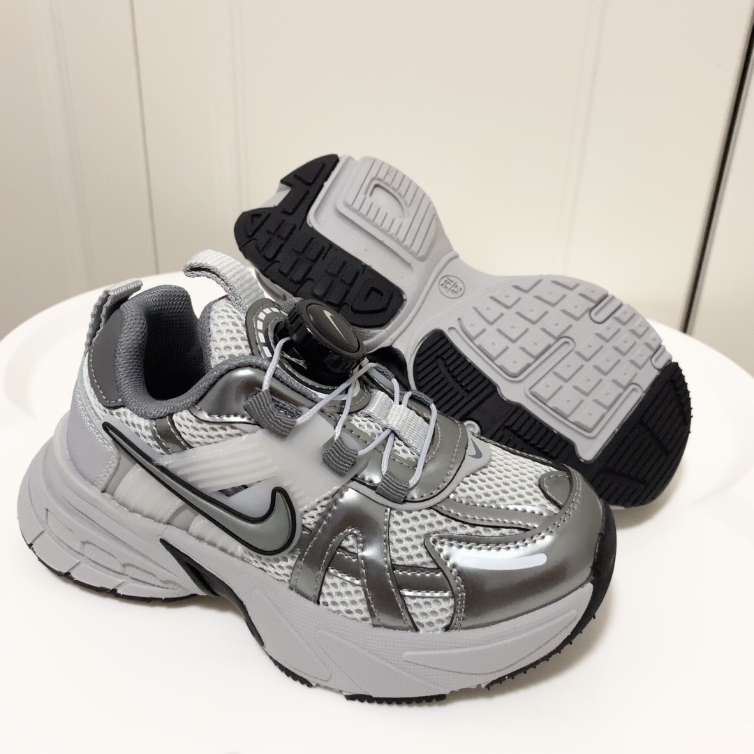 图片[9]-💘耐克V2K RUNTEKK童鞋！！！🍒💲 🚗耐克四季款旋转纽扣跑步鞋童鞋🛵 🎈Nike韩版炸街休闲户外弹跳运动增高减震童鞋🍎 🔥秋季透气防滑轻便底新概念潮鞋复古老爹鞋篮球鞋🍒 💘颜色： 黑色，红色，灰色 尺码：26-37码-选品中心