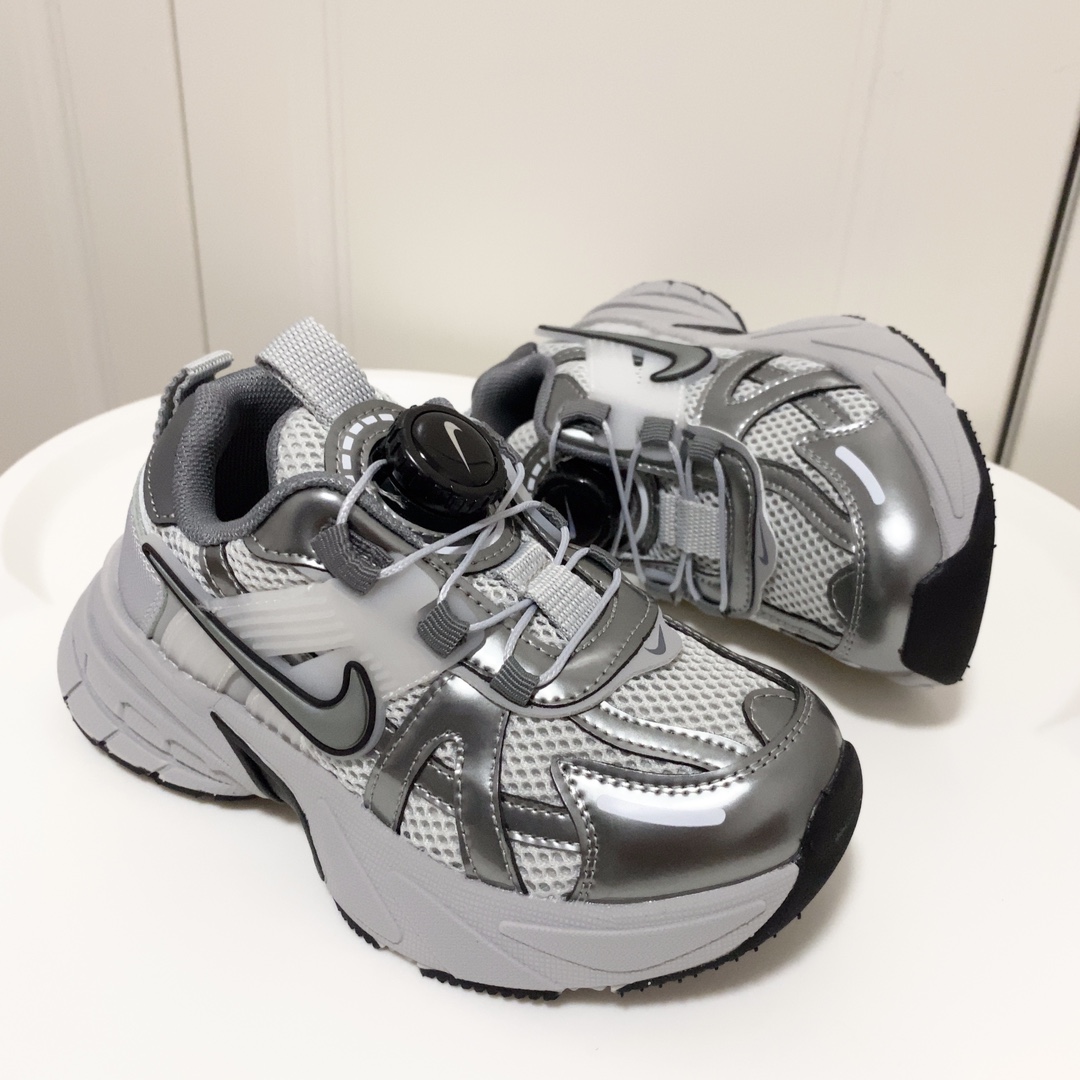 图片[2]-💘耐克V2K RUNTEKK童鞋！！！🍒💲 🚗耐克四季款旋转纽扣跑步鞋童鞋🛵 🎈Nike韩版炸街休闲户外弹跳运动增高减震童鞋🍎 🔥秋季透气防滑轻便底新概念潮鞋复古老爹鞋篮球鞋🍒 💘颜色： 黑色，红色，灰色 尺码：26-37码-选品中心