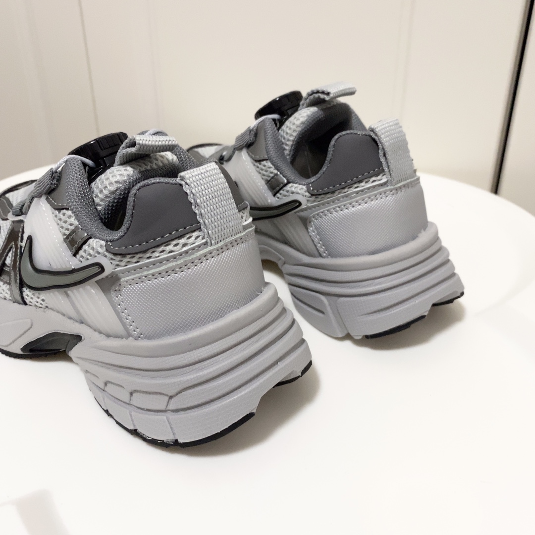 图片[8]-💘耐克V2K RUNTEKK童鞋！！！🍒💲 🚗耐克四季款旋转纽扣跑步鞋童鞋🛵 🎈Nike韩版炸街休闲户外弹跳运动增高减震童鞋🍎 🔥秋季透气防滑轻便底新概念潮鞋复古老爹鞋篮球鞋🍒 💘颜色： 黑色，红色，灰色 尺码：26-37码-选品中心