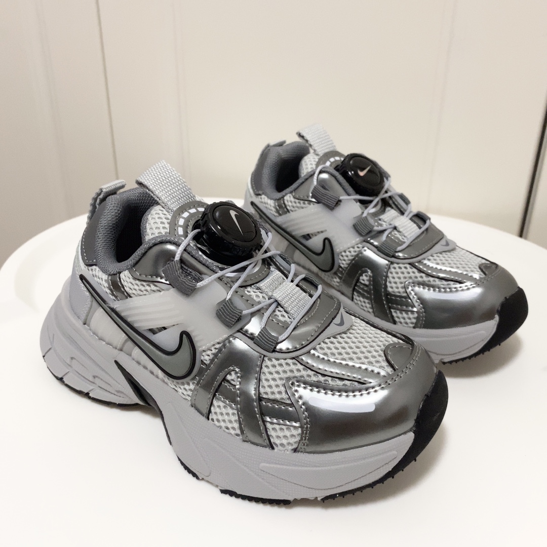 💘耐克V2K RUNTEKK童鞋!!!🍒💲 🚗耐克四季款旋转纽扣跑步鞋童鞋🛵 🎈Nike韩版炸街休闲户外弹跳运动增高减震童鞋🍎 🔥秋季透气防滑轻便底新概念潮鞋复古老爹鞋篮球鞋🍒 💘颜色: 黑色,红色,灰色 尺码:26-37码-选品中心