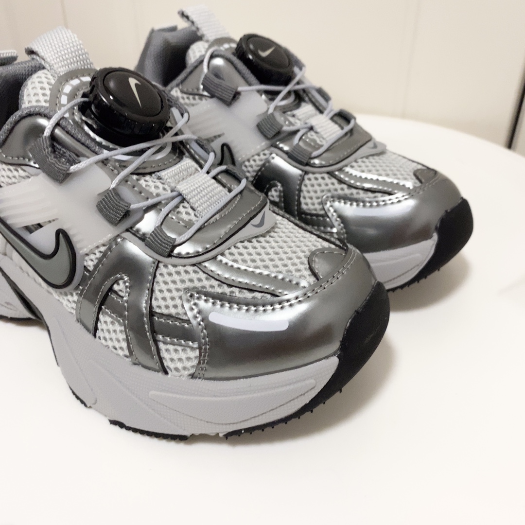 图片[7]-💘耐克V2K RUNTEKK童鞋！！！🍒💲 🚗耐克四季款旋转纽扣跑步鞋童鞋🛵 🎈Nike韩版炸街休闲户外弹跳运动增高减震童鞋🍎 🔥秋季透气防滑轻便底新概念潮鞋复古老爹鞋篮球鞋🍒 💘颜色： 黑色，红色，灰色 尺码：26-37码-选品中心