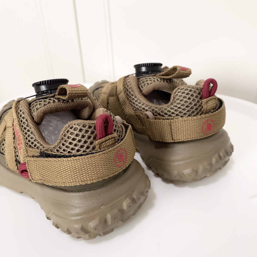 图片[7]-北面轮胎底锁扣儿童运动鞋 轮胎底系列🆕 精致锁扣，质感超赞👍🏻 橡胶包头耐磨防滑大底✌🏻 优质皮料网面拼接☁️-选品中心