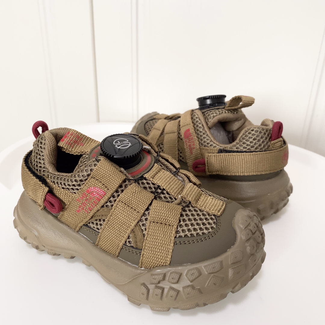 图片[3]-北面轮胎底锁扣儿童运动鞋 轮胎底系列🆕 精致锁扣，质感超赞👍🏻 橡胶包头耐磨防滑大底✌🏻 优质皮料网面拼接☁️-选品中心