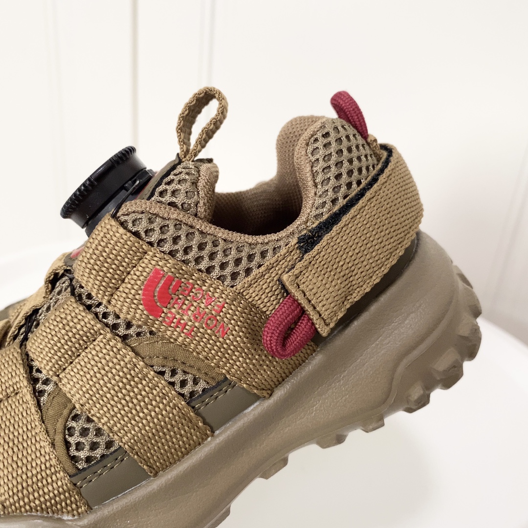 图片[5]-北面轮胎底锁扣儿童运动鞋 轮胎底系列🆕 精致锁扣，质感超赞👍🏻 橡胶包头耐磨防滑大底✌🏻 优质皮料网面拼接☁️-选品中心