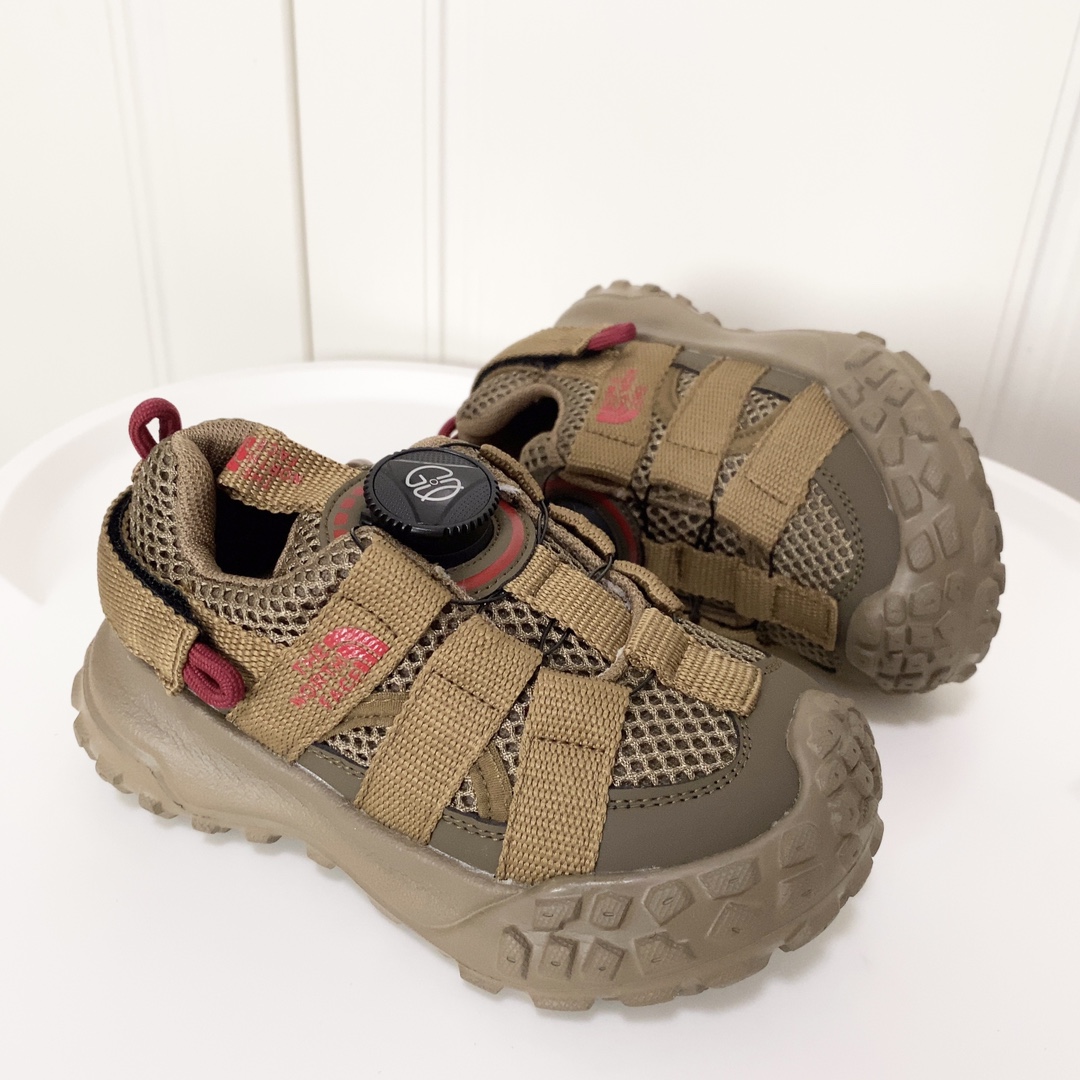 图片[2]-北面轮胎底锁扣儿童运动鞋 轮胎底系列🆕 精致锁扣，质感超赞👍🏻 橡胶包头耐磨防滑大底✌🏻 优质皮料网面拼接☁️-选品中心