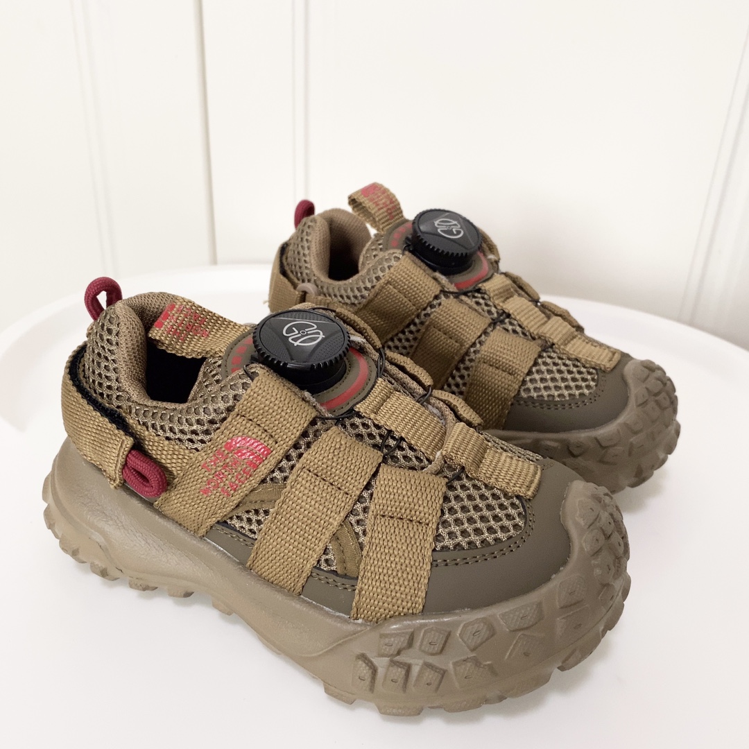 北面轮胎底锁扣儿童运动鞋 轮胎底系列🆕 精致锁扣，质感超赞👍🏻 橡胶包头耐磨防滑大底✌🏻 优质皮料网面拼接☁️-选品中心