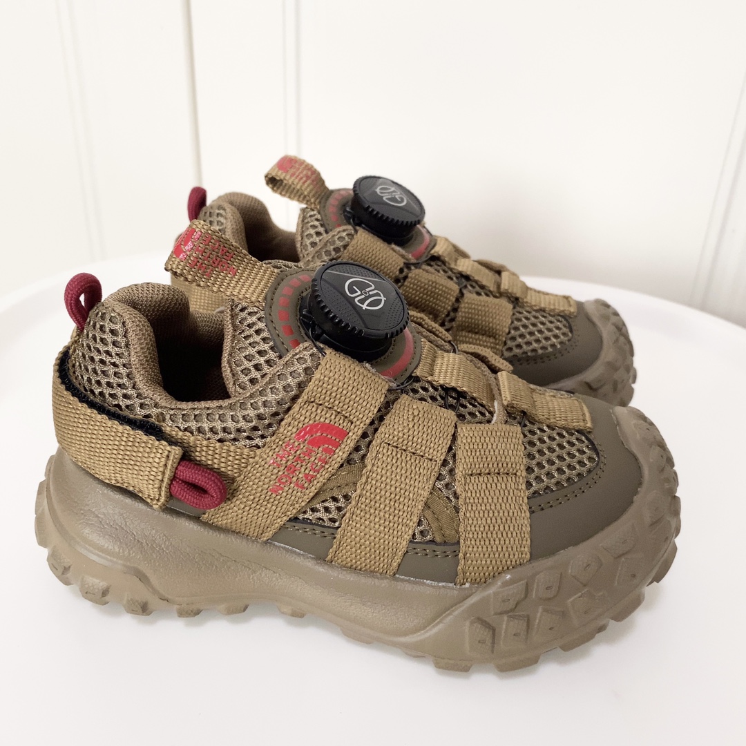 图片[6]-北面轮胎底锁扣儿童运动鞋 轮胎底系列🆕 精致锁扣，质感超赞👍🏻 橡胶包头耐磨防滑大底✌🏻 优质皮料网面拼接☁️-选品中心