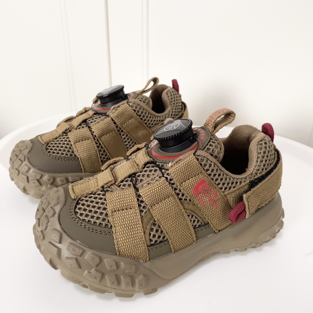 图片[4]-北面轮胎底锁扣儿童运动鞋 轮胎底系列🆕 精致锁扣，质感超赞👍🏻 橡胶包头耐磨防滑大底✌🏻 优质皮料网面拼接☁️-选品中心