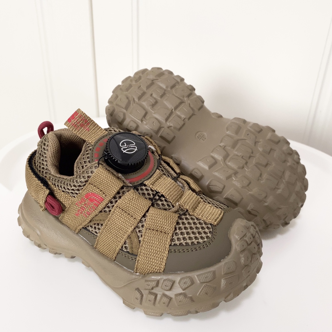 图片[9]-北面轮胎底锁扣儿童运动鞋 轮胎底系列🆕 精致锁扣，质感超赞👍🏻 橡胶包头耐磨防滑大底✌🏻 优质皮料网面拼接☁️-选品中心