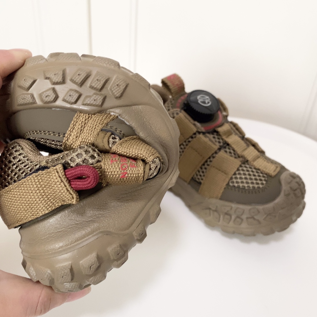 图片[8]-北面轮胎底锁扣儿童运动鞋 轮胎底系列🆕 精致锁扣，质感超赞👍🏻 橡胶包头耐磨防滑大底✌🏻 优质皮料网面拼接☁️-选品中心