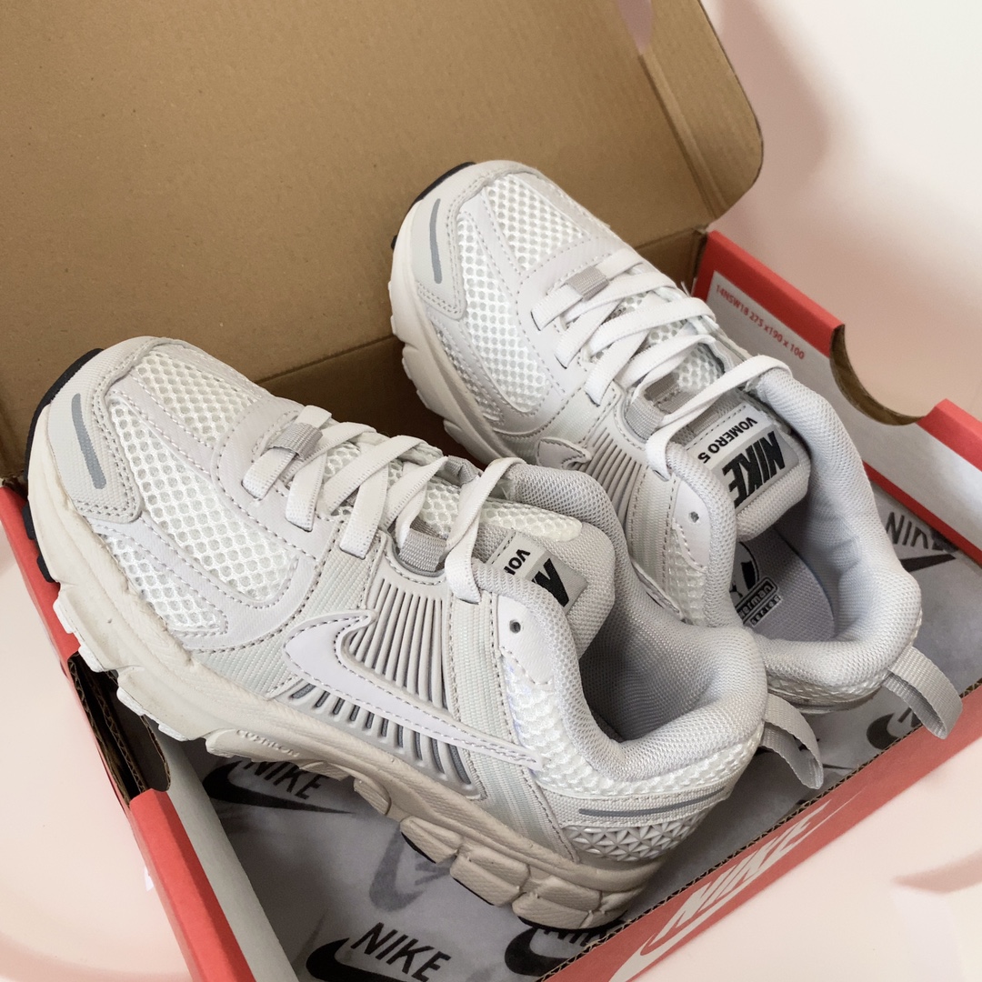 图片[5]-NK V5童鞋26-37.5 这款NK Zoom Vomero 5儿童运动鞋也太酷了吧‼️满满的复古感，颜值与舒适并存🤩鞋底踩着有弹性✔️缓震效果特别好😎-选品中心