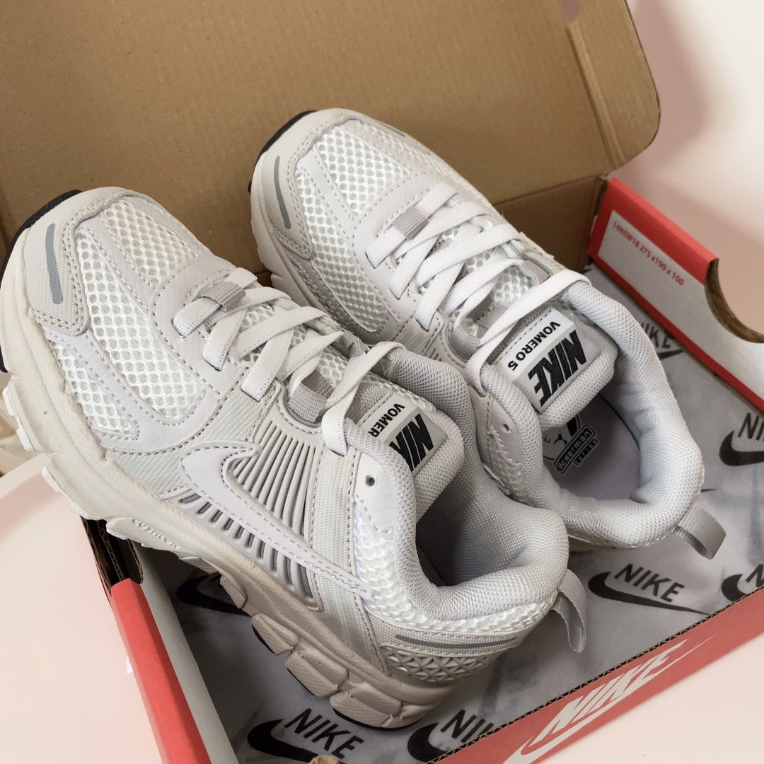 NK V5童鞋26-37.5 这款NK Zoom Vomero 5儿童运动鞋也太酷了吧‼️满满的复古感，颜值与舒适并存🤩鞋底踩着有弹性✔️缓震效果特别好😎-选品中心