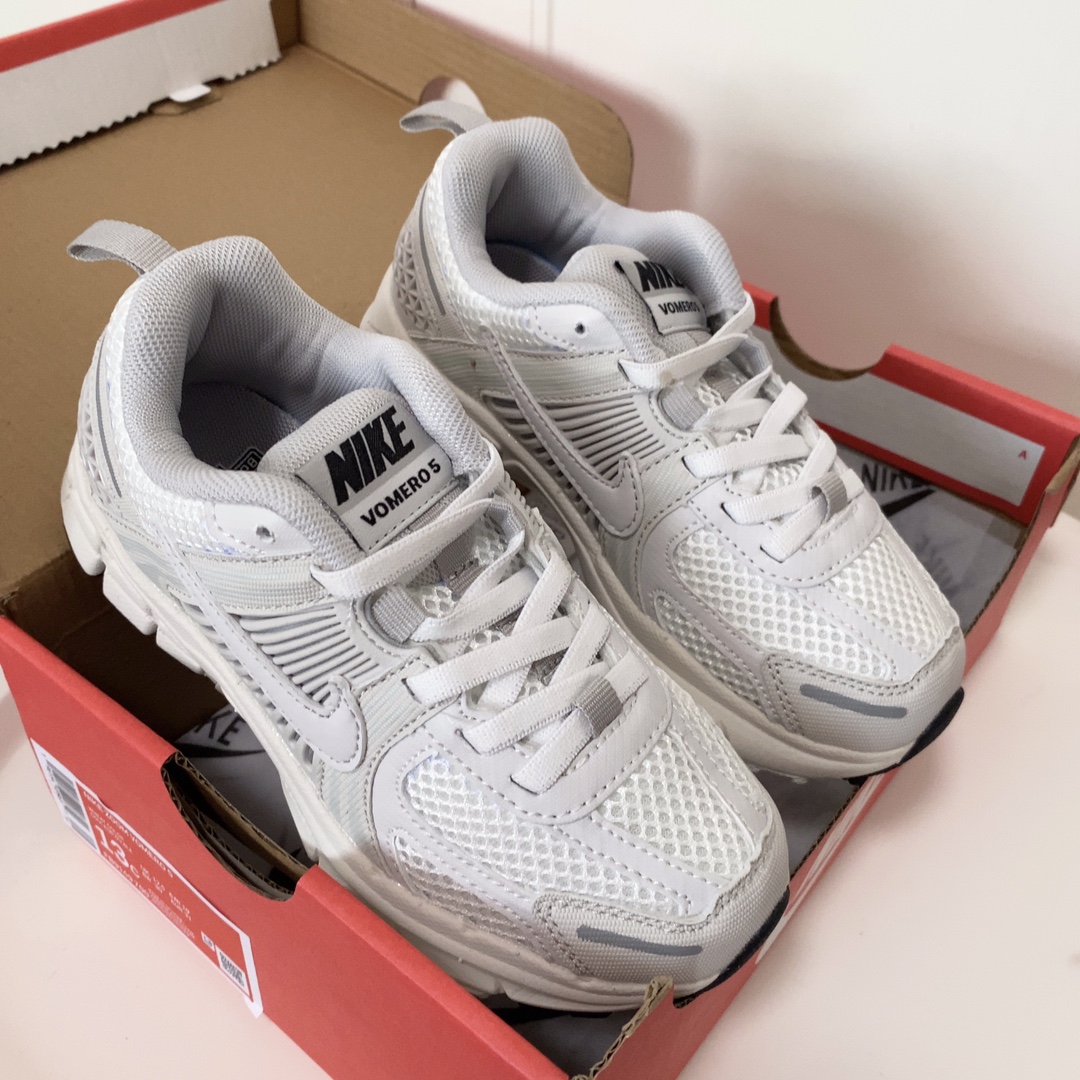 图片[4]-NK V5童鞋26-37.5 这款NK Zoom Vomero 5儿童运动鞋也太酷了吧‼️满满的复古感，颜值与舒适并存🤩鞋底踩着有弹性✔️缓震效果特别好😎-选品中心