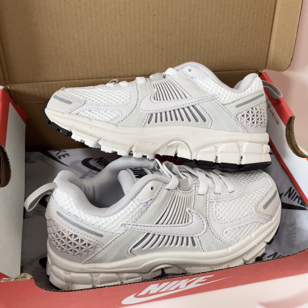 图片[6]-NK V5童鞋26-37.5 这款NK Zoom Vomero 5儿童运动鞋也太酷了吧‼️满满的复古感，颜值与舒适并存🤩鞋底踩着有弹性✔️缓震效果特别好😎-选品中心