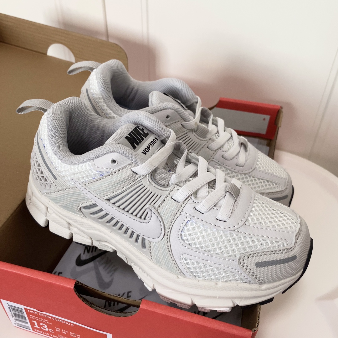 图片[7]-NK V5童鞋26-37.5 这款NK Zoom Vomero 5儿童运动鞋也太酷了吧‼️满满的复古感，颜值与舒适并存🤩鞋底踩着有弹性✔️缓震效果特别好😎-选品中心