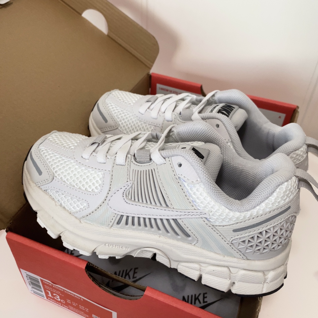 图片[3]-NK V5童鞋26-37.5 这款NK Zoom Vomero 5儿童运动鞋也太酷了吧‼️满满的复古感，颜值与舒适并存🤩鞋底踩着有弹性✔️缓震效果特别好😎-选品中心