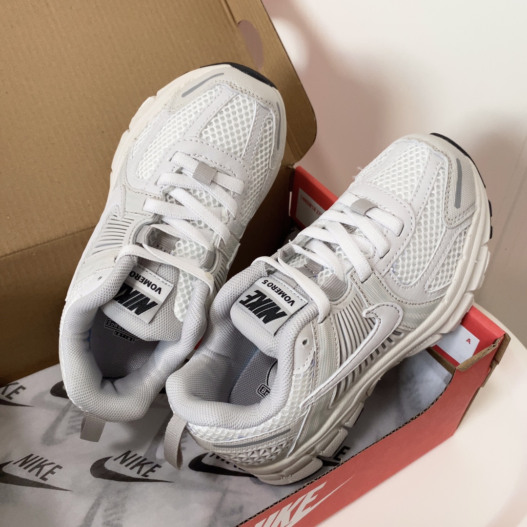 图片[2]-NK V5童鞋26-37.5 这款NK Zoom Vomero 5儿童运动鞋也太酷了吧‼️满满的复古感，颜值与舒适并存🤩鞋底踩着有弹性✔️缓震效果特别好😎-选品中心