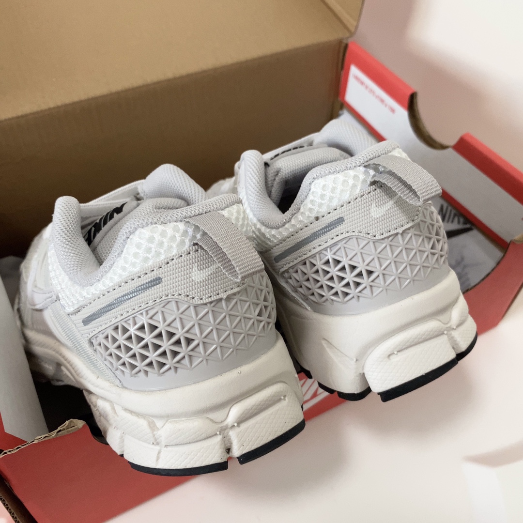 图片[8]-NK V5童鞋26-37.5 这款NK Zoom Vomero 5儿童运动鞋也太酷了吧‼️满满的复古感，颜值与舒适并存🤩鞋底踩着有弹性✔️缓震效果特别好😎-选品中心