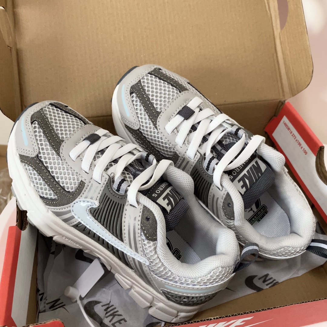 NK V5童鞋26-37.5 这款NK Zoom Vomero 5儿童运动鞋也太酷了吧‼️满满的复古感，颜值与舒适并存🤩鞋底踩着有弹性✔️缓震效果特别好😎-选品中心