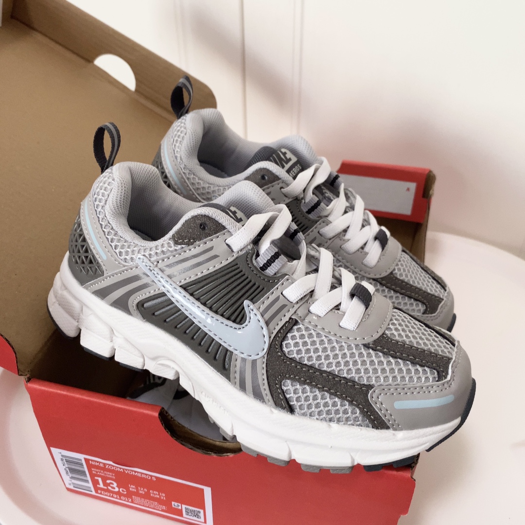 图片[6]-NK V5童鞋26-37.5 这款NK Zoom Vomero 5儿童运动鞋也太酷了吧‼️满满的复古感，颜值与舒适并存🤩鞋底踩着有弹性✔️缓震效果特别好😎-选品中心