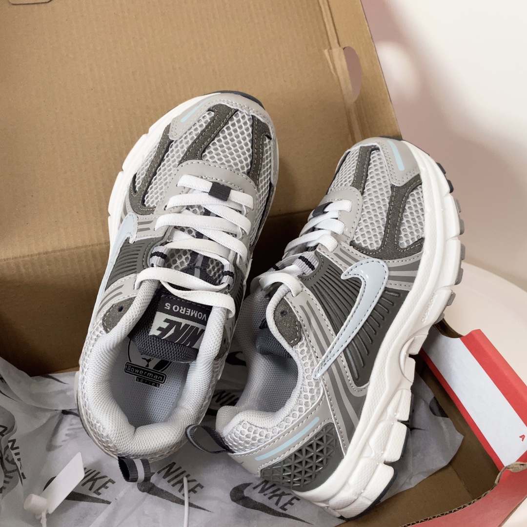 图片[3]-NK V5童鞋26-37.5 这款NK Zoom Vomero 5儿童运动鞋也太酷了吧‼️满满的复古感，颜值与舒适并存🤩鞋底踩着有弹性✔️缓震效果特别好😎-选品中心