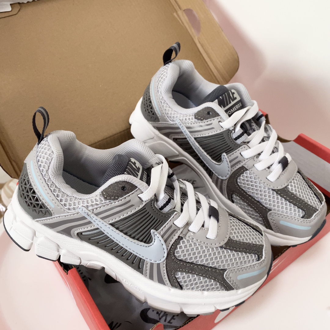 图片[5]-NK V5童鞋26-37.5 这款NK Zoom Vomero 5儿童运动鞋也太酷了吧‼️满满的复古感，颜值与舒适并存🤩鞋底踩着有弹性✔️缓震效果特别好😎-选品中心