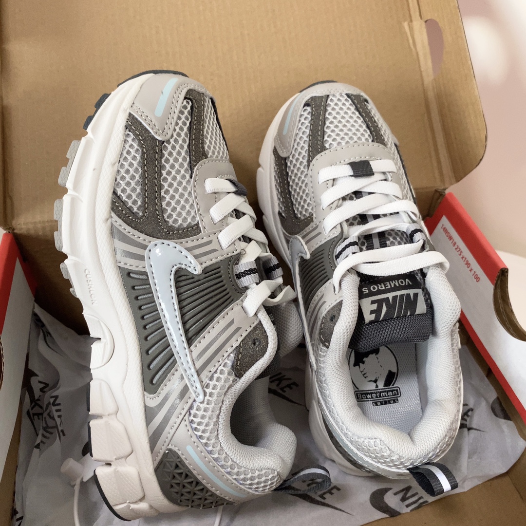 图片[2]-NK V5童鞋26-37.5 这款NK Zoom Vomero 5儿童运动鞋也太酷了吧‼️满满的复古感，颜值与舒适并存🤩鞋底踩着有弹性✔️缓震效果特别好😎-选品中心