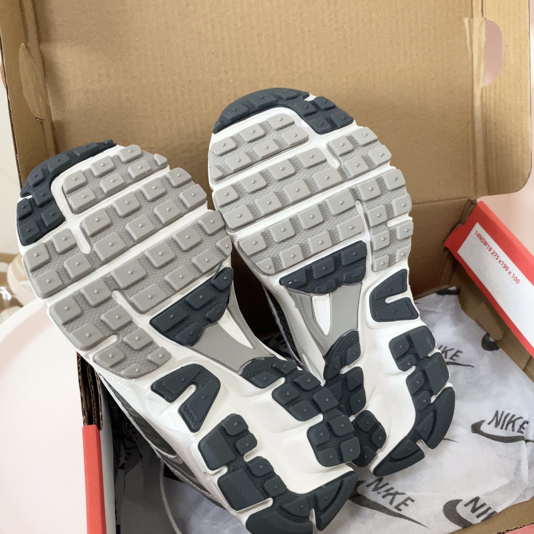 图片[9]-NK V5童鞋26-37.5 这款NK Zoom Vomero 5儿童运动鞋也太酷了吧‼️满满的复古感，颜值与舒适并存🤩鞋底踩着有弹性✔️缓震效果特别好😎-选品中心