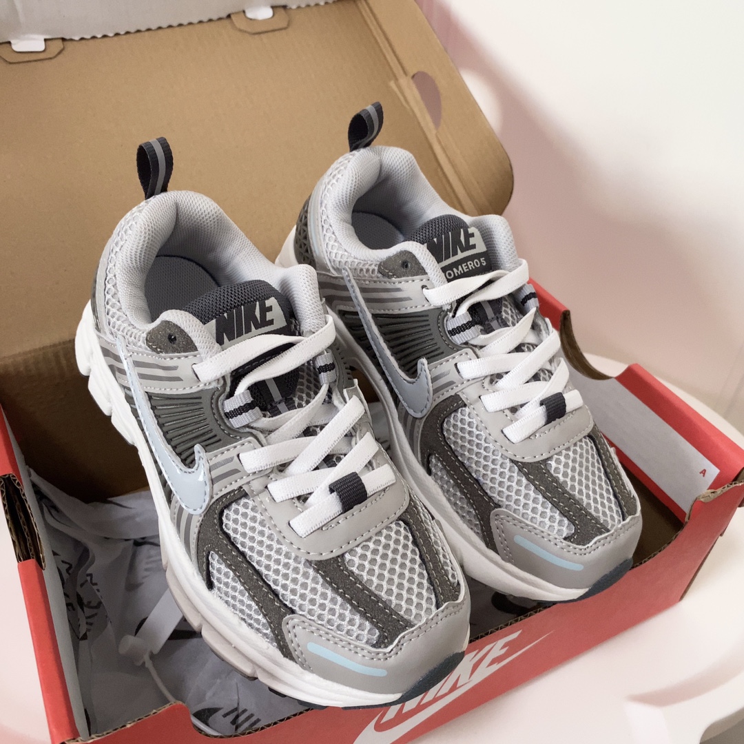 图片[4]-NK V5童鞋26-37.5 这款NK Zoom Vomero 5儿童运动鞋也太酷了吧‼️满满的复古感，颜值与舒适并存🤩鞋底踩着有弹性✔️缓震效果特别好😎-选品中心