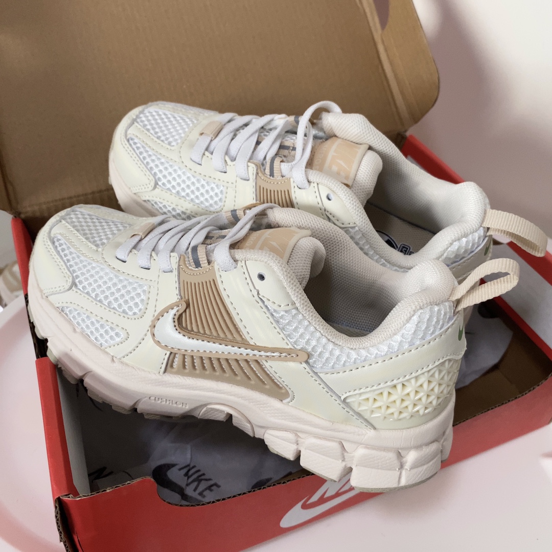 图片[5]-NK V5童鞋26-37.5 这款NK Zoom Vomero 5儿童运动鞋也太酷了吧‼️满满的复古感，颜值与舒适并存🤩鞋底踩着有弹性✔️缓震效果特别好😎-选品中心