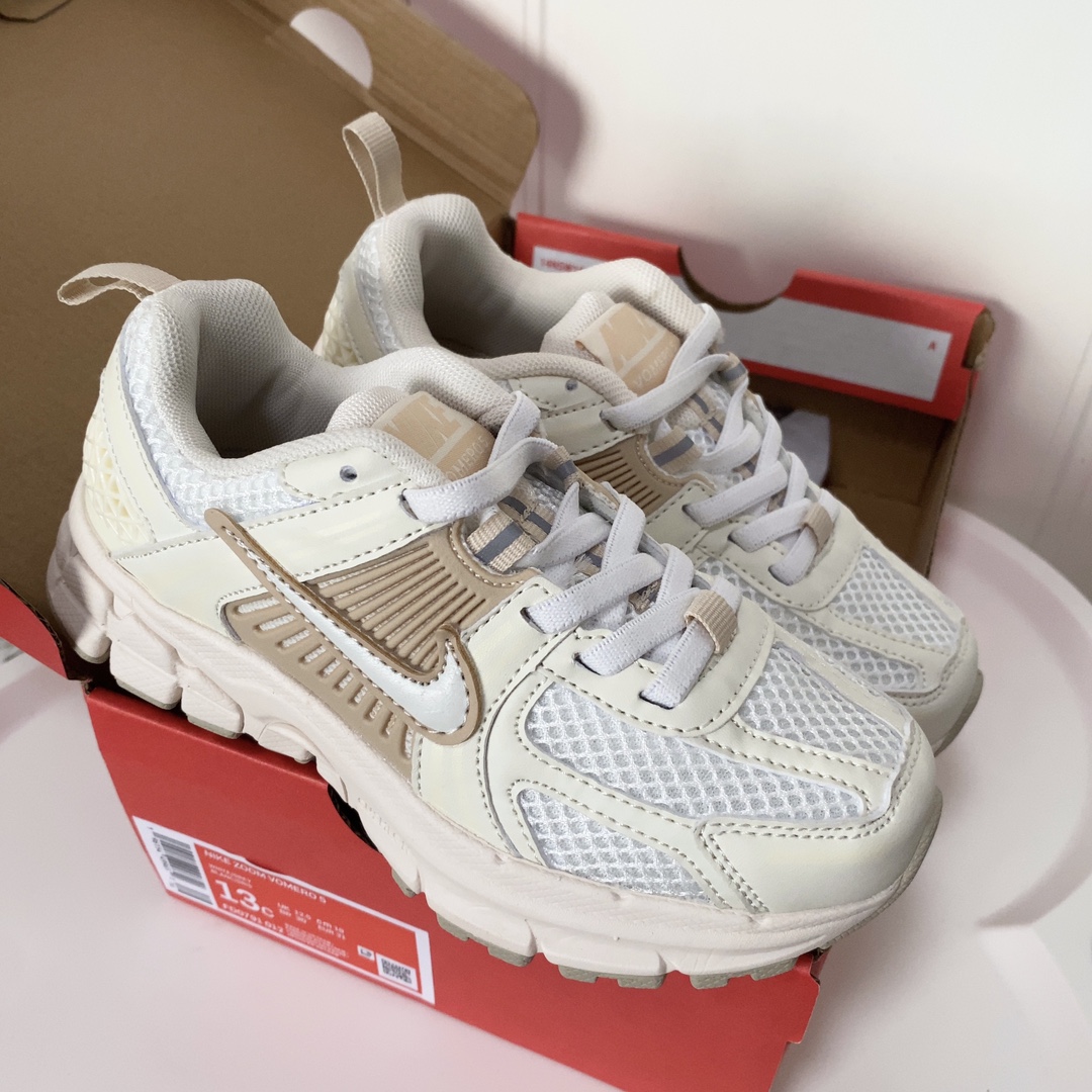 图片[6]-NK V5童鞋26-37.5 这款NK Zoom Vomero 5儿童运动鞋也太酷了吧‼️满满的复古感，颜值与舒适并存🤩鞋底踩着有弹性✔️缓震效果特别好😎-选品中心