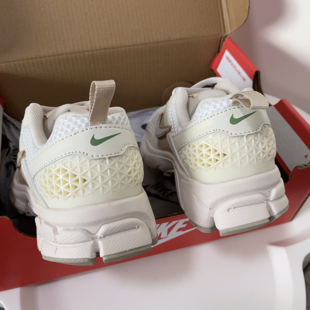 图片[8]-NK V5童鞋26-37.5 这款NK Zoom Vomero 5儿童运动鞋也太酷了吧‼️满满的复古感，颜值与舒适并存🤩鞋底踩着有弹性✔️缓震效果特别好😎-选品中心