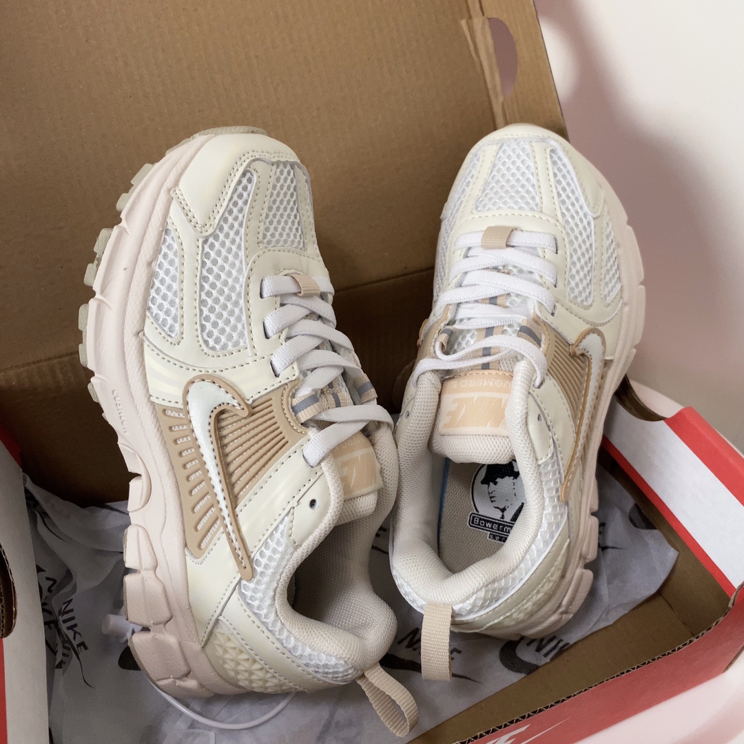 图片[2]-NK V5童鞋26-37.5 这款NK Zoom Vomero 5儿童运动鞋也太酷了吧‼️满满的复古感，颜值与舒适并存🤩鞋底踩着有弹性✔️缓震效果特别好😎-选品中心