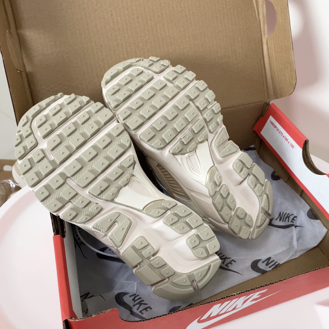 图片[9]-NK V5童鞋26-37.5 这款NK Zoom Vomero 5儿童运动鞋也太酷了吧‼️满满的复古感，颜值与舒适并存🤩鞋底踩着有弹性✔️缓震效果特别好😎-选品中心