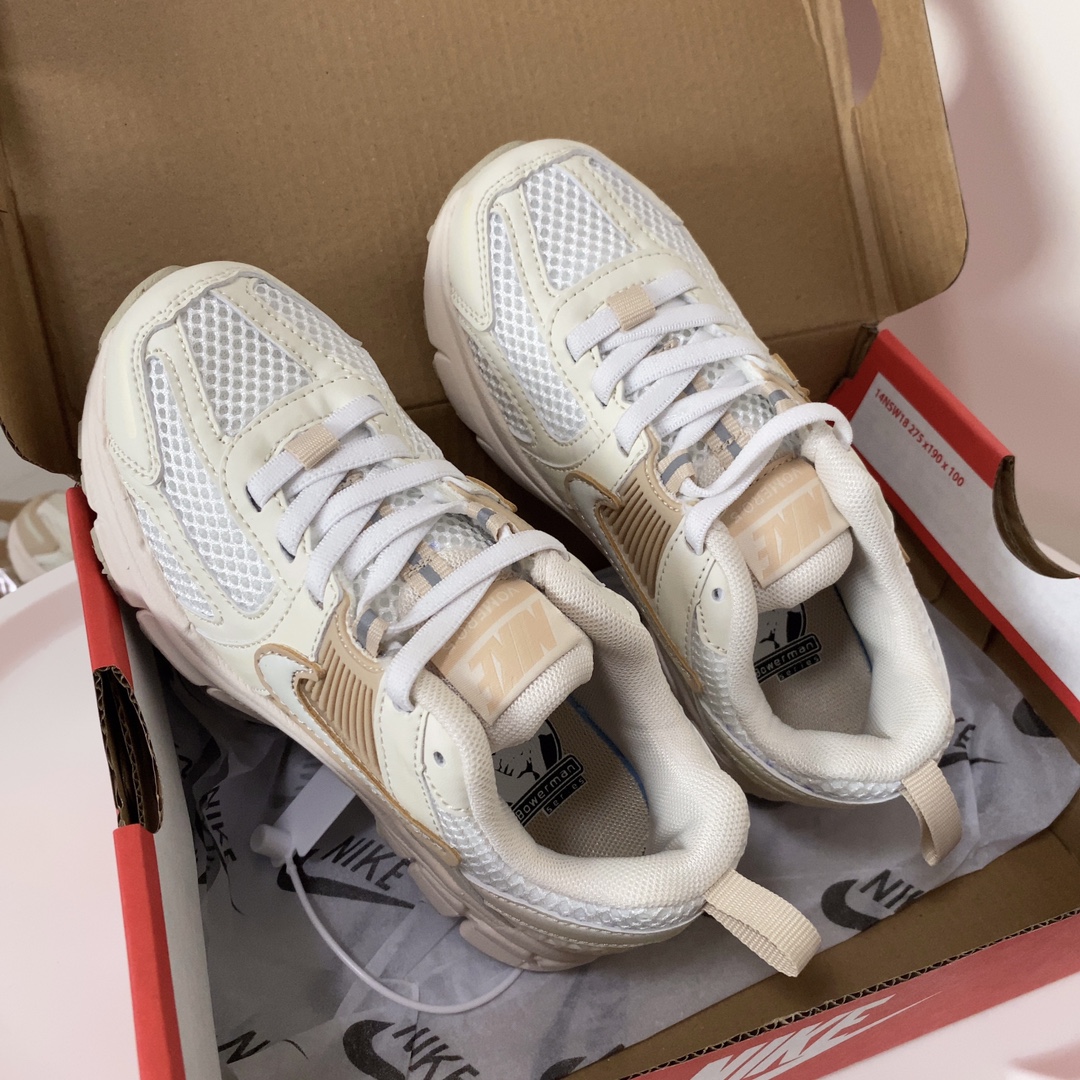 NK V5童鞋26-37.5 这款NK Zoom Vomero 5儿童运动鞋也太酷了吧‼️满满的复古感，颜值与舒适并存🤩鞋底踩着有弹性✔️缓震效果特别好😎-选品中心