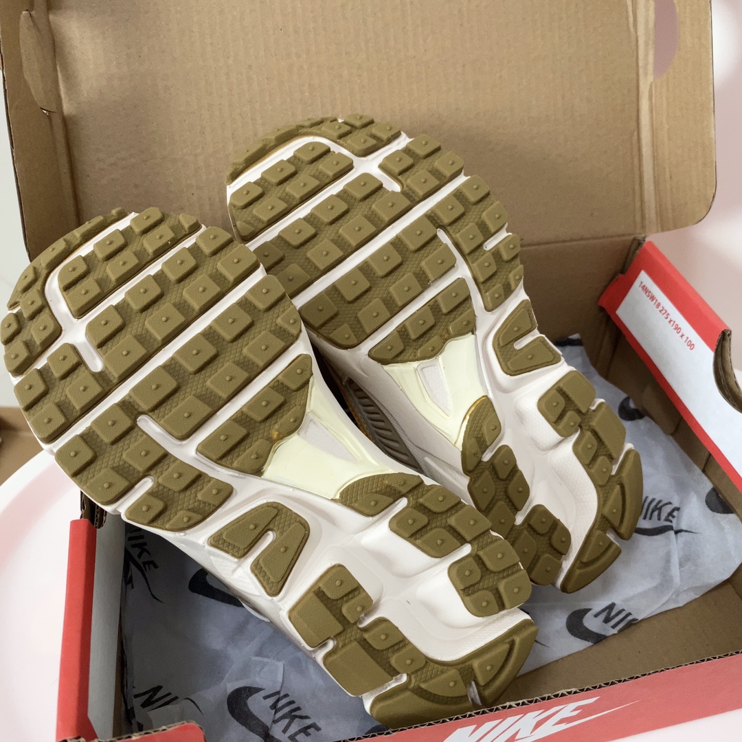 图片[9]-NK V5童鞋26-37.5 这款NK Zoom Vomero 5儿童运动鞋也太酷了吧‼️满满的复古感，颜值与舒适并存🤩鞋底踩着有弹性✔️缓震效果特别好😎-选品中心